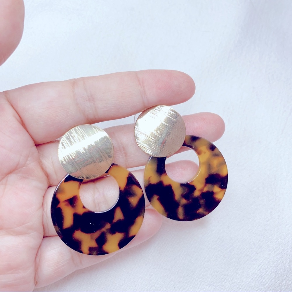 ❣️$25/3❣️ Tortoiseshell Pattern Resin Gold Plated Dangle Earrings - Picture 4 of 8